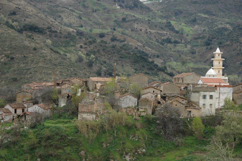 Tazrousth - le plus ancien quartier du village se rapproche de sa fin