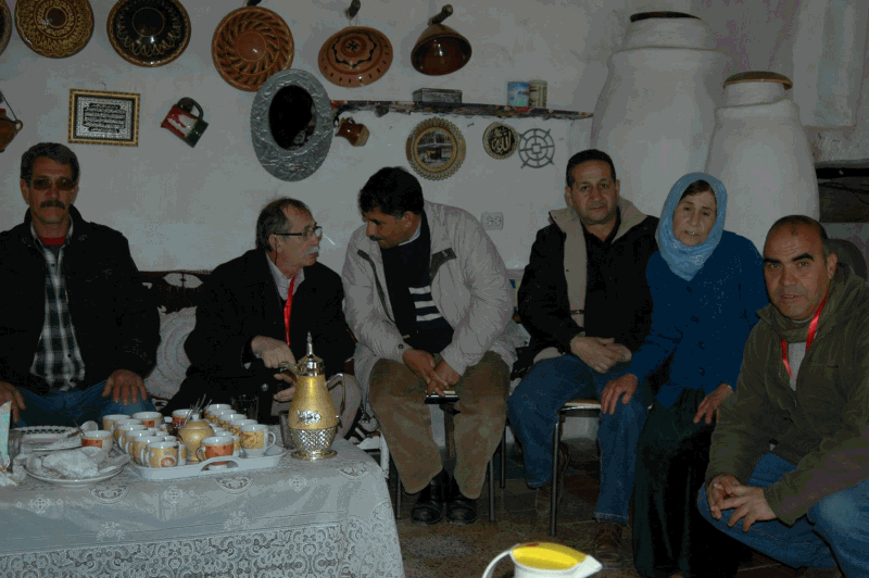 L'intérieur - la maison kabyle dans sa splendeur en présence  de sa soeur