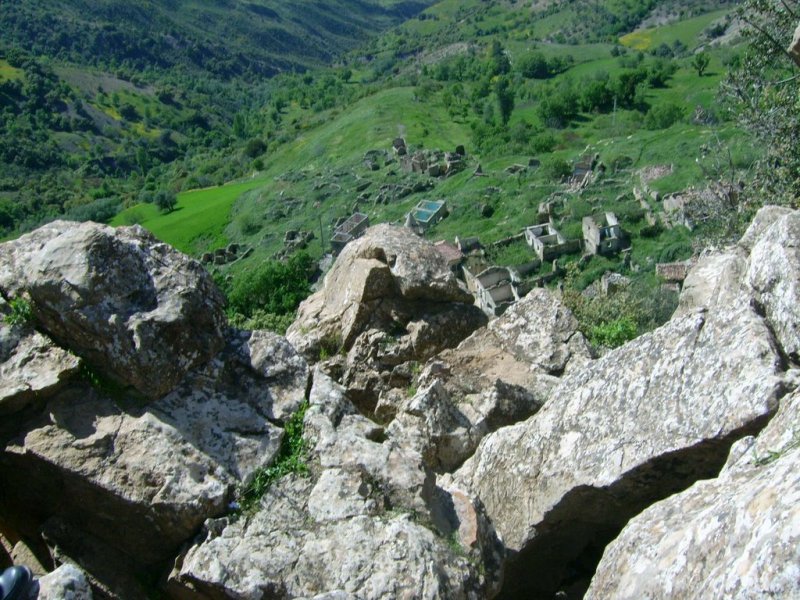 Ce qui reste de l'ancien village d'Ijdaren en face d'Aghbala